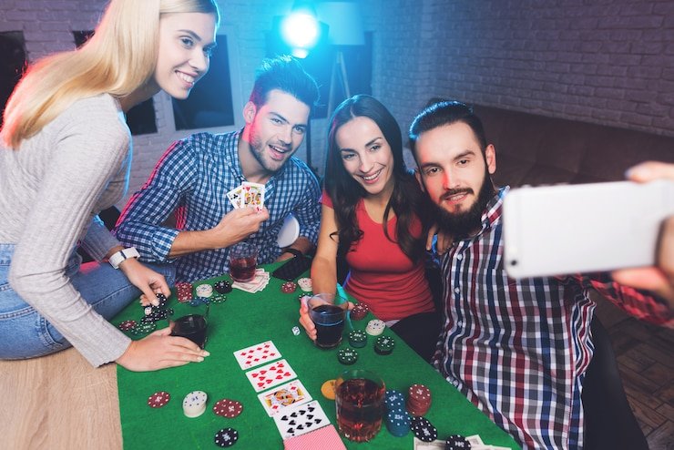 Pengguna memeriksa syarat bonus lewat layar